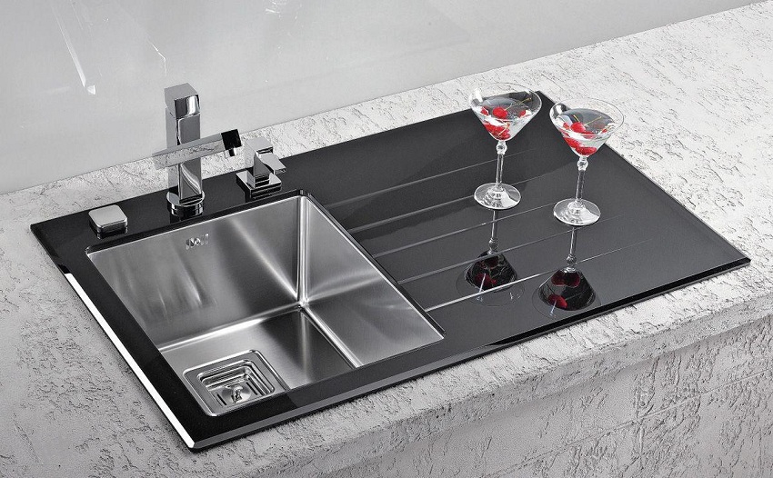 Kompakt kjøkkenvask med ekstra avløp Kompakt kjøkkenvask med ekstra avløp