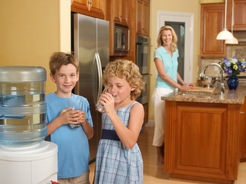 Pentru o familie numeroasă, este mai bine să folosiți modele mai reci cu capacitatea de a încărca sticle mai mari Pentru o familie numeroasă, este mai bine să folosiți modele mai reci cu capacitatea de a încărca sticle mai mari