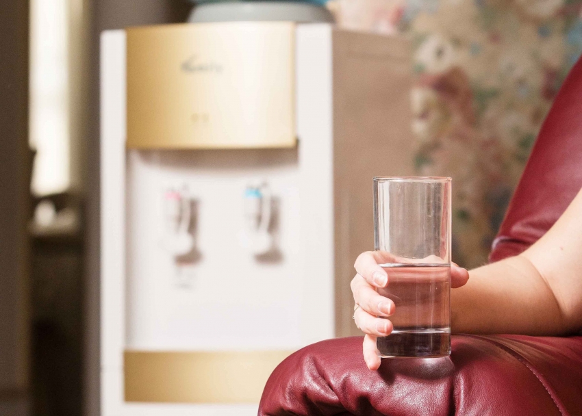 Răcitoarele de podea cu încărcare inferioară sunt foarte convenabile de utilizat, deoarece nu este nevoie să ridicați sticla de apă Răcitoarele de podea cu încărcare inferioară sunt foarte convenabile de utilizat, deoarece nu este nevoie să ridicați sticla de apă