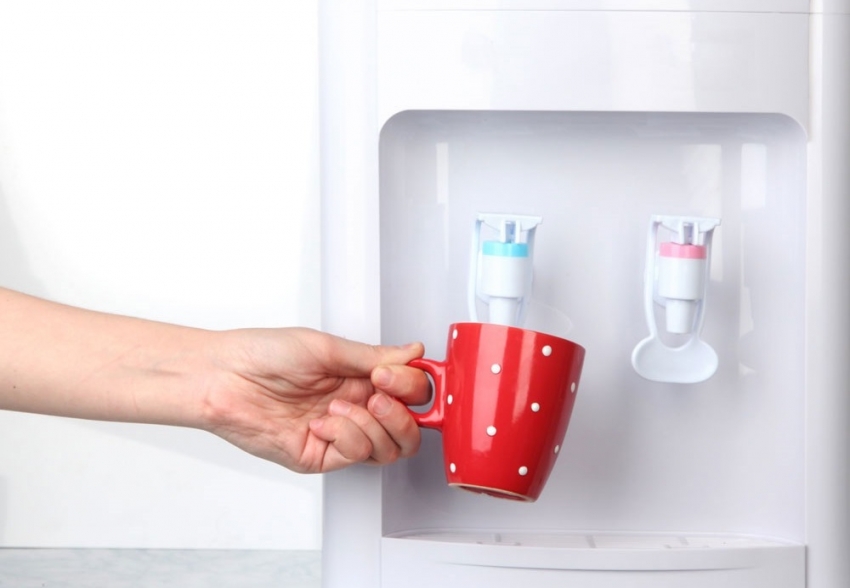 Majoritatea modelelor de răcitoare sunt echipate cu o pârghie convenabilă în locul unei robinete, care vă permite să extrageți apă apăsând-o cu o ceașcă Majoritatea modelelor de răcitoare sunt echipate cu o pârghie convenabilă în locul unei robinete, care vă permite să extrageți apă apăsând-o cu o ceașcă