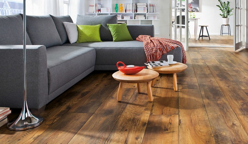 Porcelænstentøjsfliser, der har størrelsen og formen på et massivt bord, skaber illusionen af et naturligt trægulv Porcelænstentøjsfliser, der har størrelsen og formen på et massivt bord, skaber illusionen af et naturligt trægulv