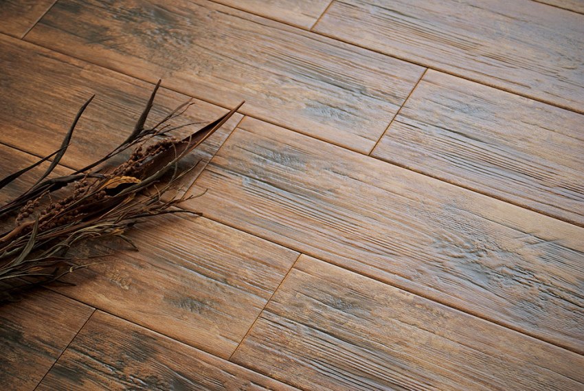 Brug af porcelænstentøjsfliser giver dig mulighed for at bringe træets æstetik, dets naturlighed og unikke skønhed til det indre af lokaler med vanskelige driftsforhold Brug af porcelænstentøjsfliser giver dig mulighed for at bringe træets æstetik, dets naturlighed og unikke skønhed til det indre af lokaler med vanskelige driftsforhold