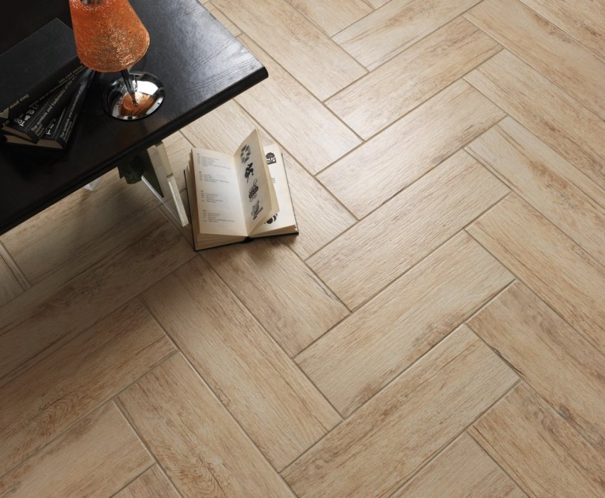 Porcelænstentøjsfliser kopierer perfekt et typisk sildebensgulv, og det produceres både i form af små aflange matricer og i form af firkantede plader med et mønster af et smalt parketgulv Porcelænstentøjsfliser kopierer perfekt et typisk sildebensgulv, og det produceres både i form af små aflange matricer og i form af firkantede plader med et mønster af et smalt parketgulv