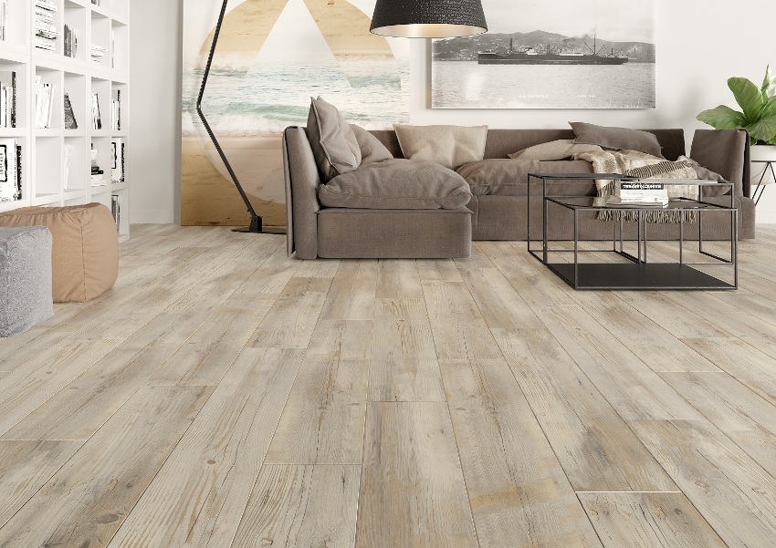 Udarbejdelsen af materialet er så dybt, at porcelænsstentøj endda taktilt ligner en parketplank, forskellen fanges kun på grund af overfladetemperaturen Udarbejdelsen af materialet er så dybt, at porcelænsstentøj endda taktilt ligner en parketplank, forskellen fanges kun på grund af overfladetemperaturen