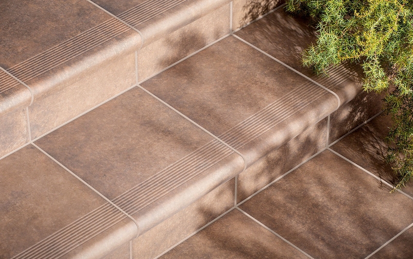 Cramogranit kan ikke kun bruges til beklædning af gulve, men også til efterbehandlingstrin, som holder bygningens visuelle appel i lang tid Cramogranit kan ikke kun bruges til beklædning af gulve, men også til efterbehandlingstrin, som holder bygningens visuelle appel i lang tid