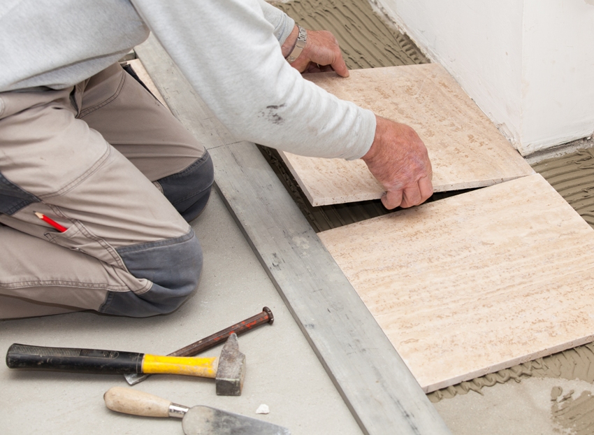 For fliselægning af høj kvalitet er det ikke nok at have en perfekt flad overflade, du skal også påføre et lag lim af samme tykkelse på det For fliselægning af høj kvalitet er det ikke nok at have en perfekt flad overflade, du skal også påføre et lag lim af samme tykkelse på det