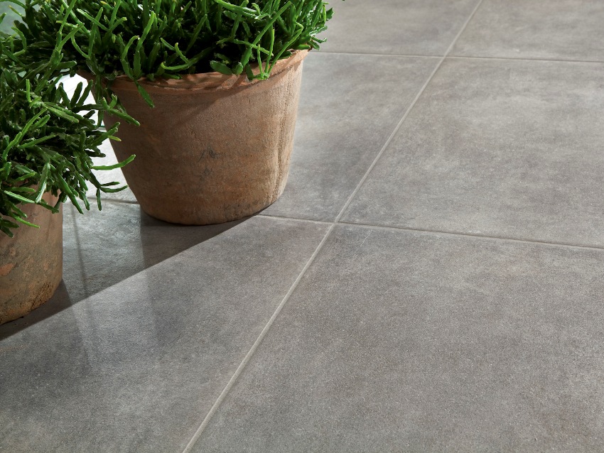 Designere skaber sådanne nuancer og teksturer af porcelænstentøjsfliser, der efterligner beton, at materialet ser meget stilfuldt, originalt og moderne ud. Designere skaber sådanne nuancer og teksturer af porcelænstentøjsfliser, der efterligner beton, at materialet ser meget stilfuldt, originalt og moderne ud.