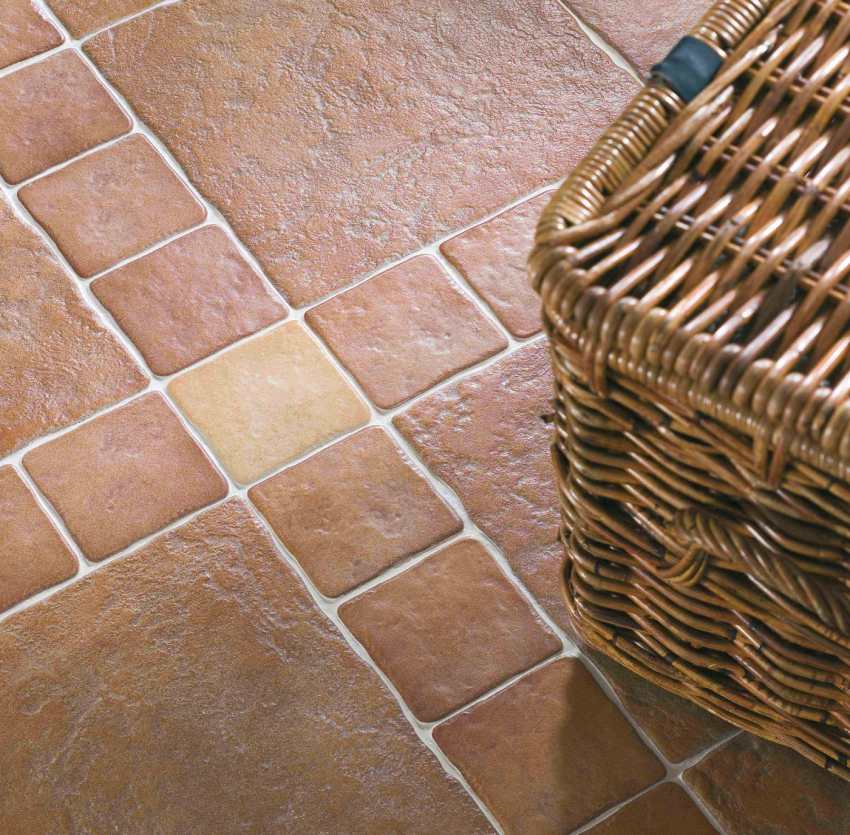 I et badeværelse eller gang er det bedre ikke at bruge matte fliser som gulve, da små partikler af snavs og sand kan beskadige overfladen af materialet I et badeværelse eller gang er det bedre ikke at bruge matte fliser som gulve, da små partikler af snavs og sand kan beskadige overfladen af materialet