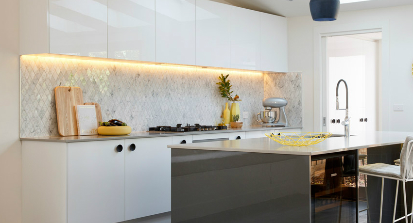 Iluminarea adecvată a camerei și iluminatul cu LED-uri pentru bucătăria de sub dulapuri creează un mediu confortabil pentru gătit Iluminat cu LED pentru bucătărie sub dulapuri: alegeți-vă și conectați-vă