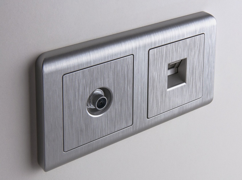 Uma tomada para conexão à Internet de dispositivos de diferentes tipos de conexão Uma tomada para conexão à Internet de dispositivos de diferentes tipos de conexão