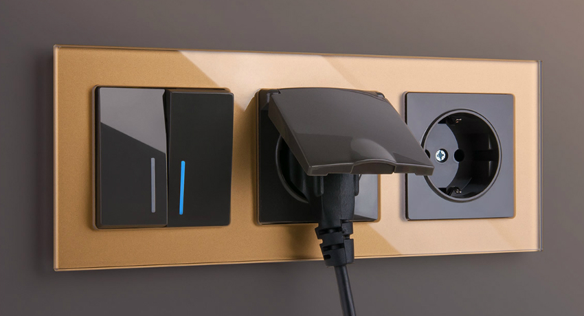 Usar uma tomada com um interruptor em um compartimento é uma maneira conveniente de controlar aparelhos elétricos com segurança sem um botão liga / desliga Um soquete com um interruptor em um caso e a especificidade deste design