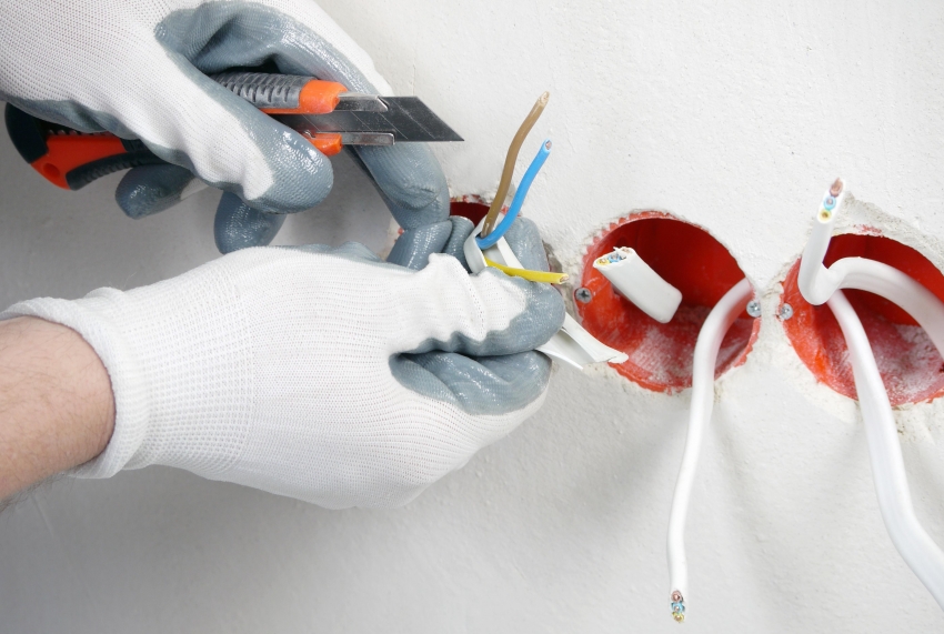 Seguindo as normas de segurança, é necessário trabalhar com luvas emborrachadas Seguindo as normas de segurança, é necessário trabalhar com luvas emborrachadas