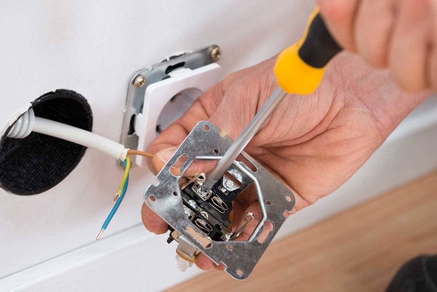 Duas ou mais tomadas estão conectadas em paralelo em um circuito elétrico Duas ou mais tomadas estão conectadas em paralelo em um circuito elétrico