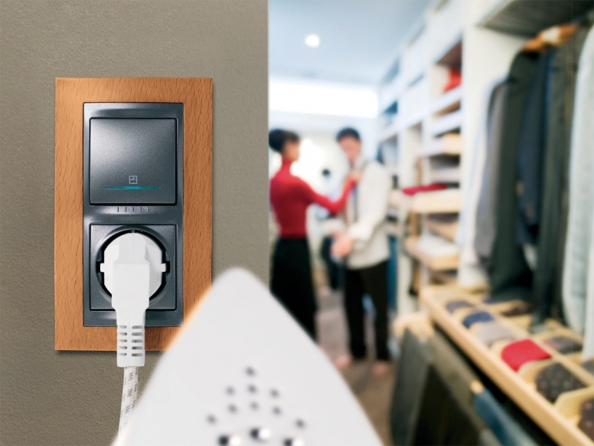 Graças ao soquete combinado e ao invólucro do interruptor, você pode evitar fazer furos desnecessários na parede e economizar espaço valioso Graças ao soquete combinado e ao invólucro do interruptor, você pode evitar fazer furos desnecessários na parede e economizar espaço valioso