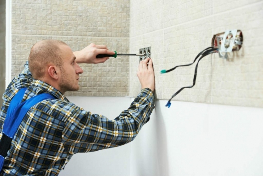 A instalação das tomadas e a sua ligação à rede devem ser feitas com corte total de energia no apartamento A instalação das tomadas e a sua ligação à rede devem ser feitas com corte total de energia no apartamento