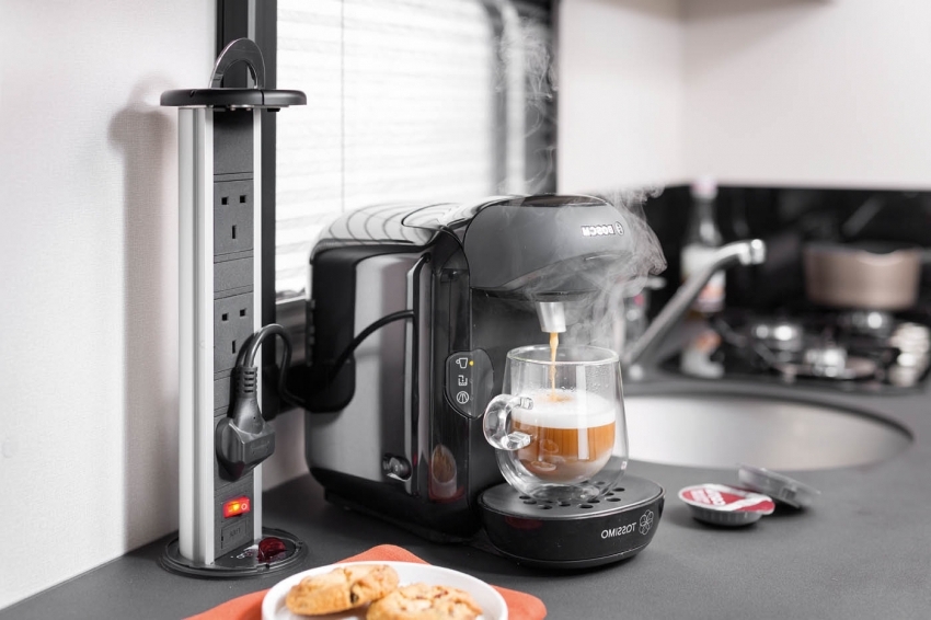 As gavetas extraíveis podem ser equipadas com soquetes com um interruptor em um alojamento As gavetas extraíveis podem ser equipadas com soquetes com um interruptor em um alojamento