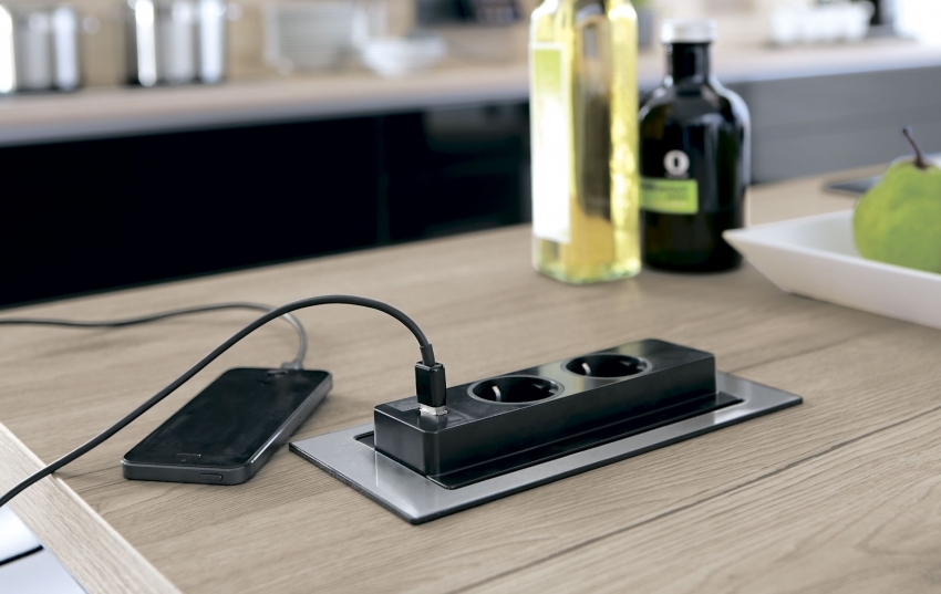 Se necessário, os soquetes embutidos podem ser ocultados da vista em um compartimento especial Se necessário, os soquetes embutidos podem ser ocultados da vista em um compartimento especial