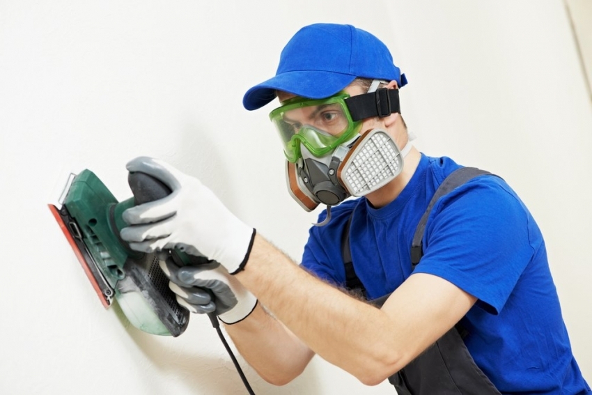 Függetlenül attól, hogy milyen anyagokat választanak a fal dekorálásához, a felületet ki kell simítani és alapozni kell Függetlenül attól, hogy milyen anyagokat választanak a fal dekorálásához, a felületet ki kell simítani és alapozni kell