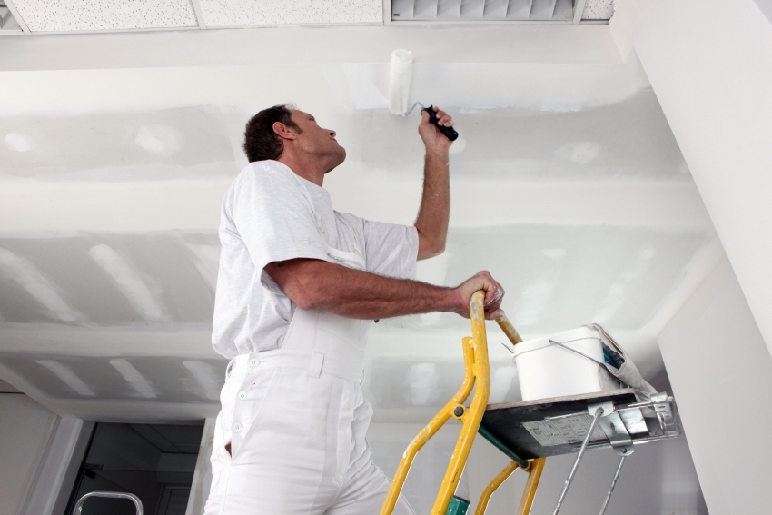 Jobb, ha a festést a mennyezetről kezdjük. Jobb, ha a festést a mennyezetről kezdjük.