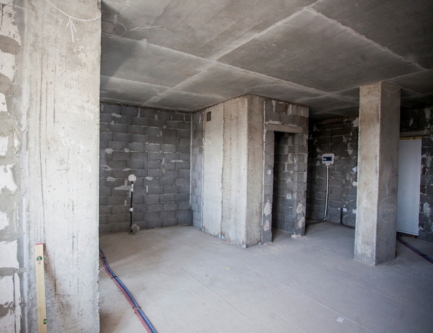 A befejezetlen lakás egy szabad tervezésre tervezett csupasz szoba, amely kézzelfogható előnyt jelenthet, ha stúdióapartmanot kell felszerelni A befejezetlen lakás egy szabad tervezésre tervezett csupasz szoba, amely kézzelfogható előnyt jelenthet, ha stúdióapartmanot kell felszerelni