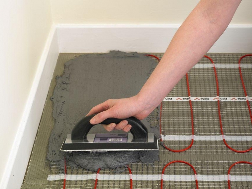 A padlófűtési rendszert a durva esztrich szakasza előtt fektetik le A padlófűtési rendszert a durva esztrich szakasza előtt fektetik le