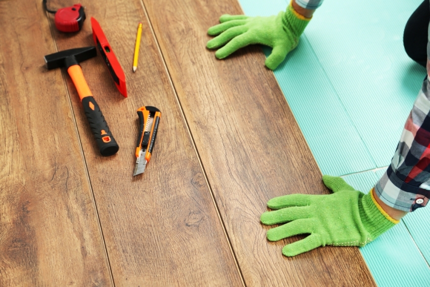 A padlót csak akkor helyezik el, ha az utolsó padlóburkolat teljesen megszáradt. A padlót csak akkor helyezik el, ha az utolsó padlóburkolat teljesen megszáradt.