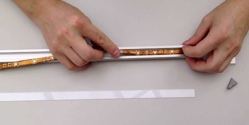 Pentru ca LED-urile instalate pe mobilierul de bucătărie să nu vă orbească ochii, acestea pot fi fixate în cutii speciale, astfel încât lumina principală să fie orientată în jos Pentru ca LED-urile instalate pe mobilierul de bucătărie să nu vă orbească ochii, acestea pot fi fixate în cutii speciale, astfel încât lumina principală să fie orientată în jos