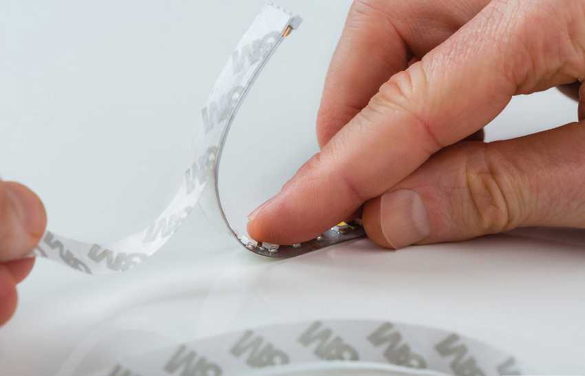 Benzi LED pe care există deja un adeziv special aplicat pe partea din spate Benzi LED pe care există deja un adeziv special aplicat pe partea din spate