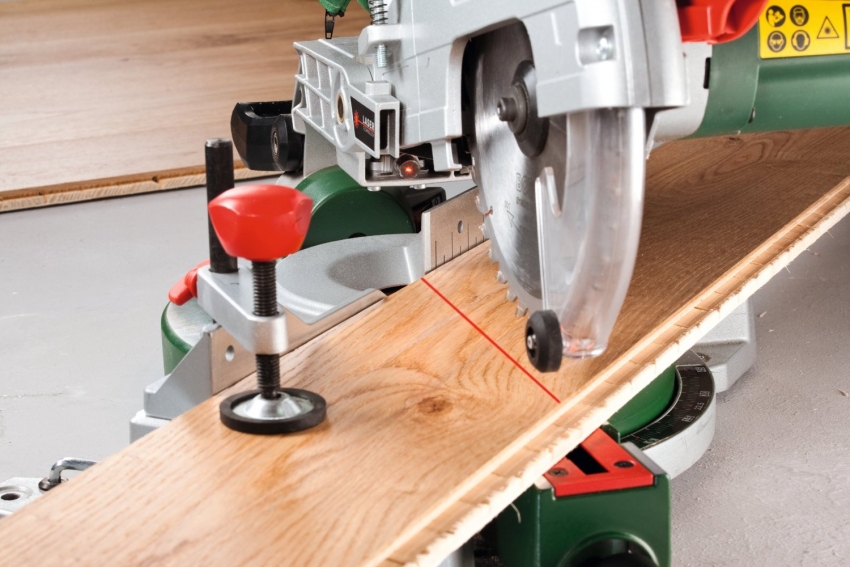 Einige Gehrungssägen sind mit einem Laserpointer zum präzisen Schneiden von Material ausgestattet Einige Gehrungssägen sind mit einem Laserpointer zum präzisen Schneiden von Material ausgestattet