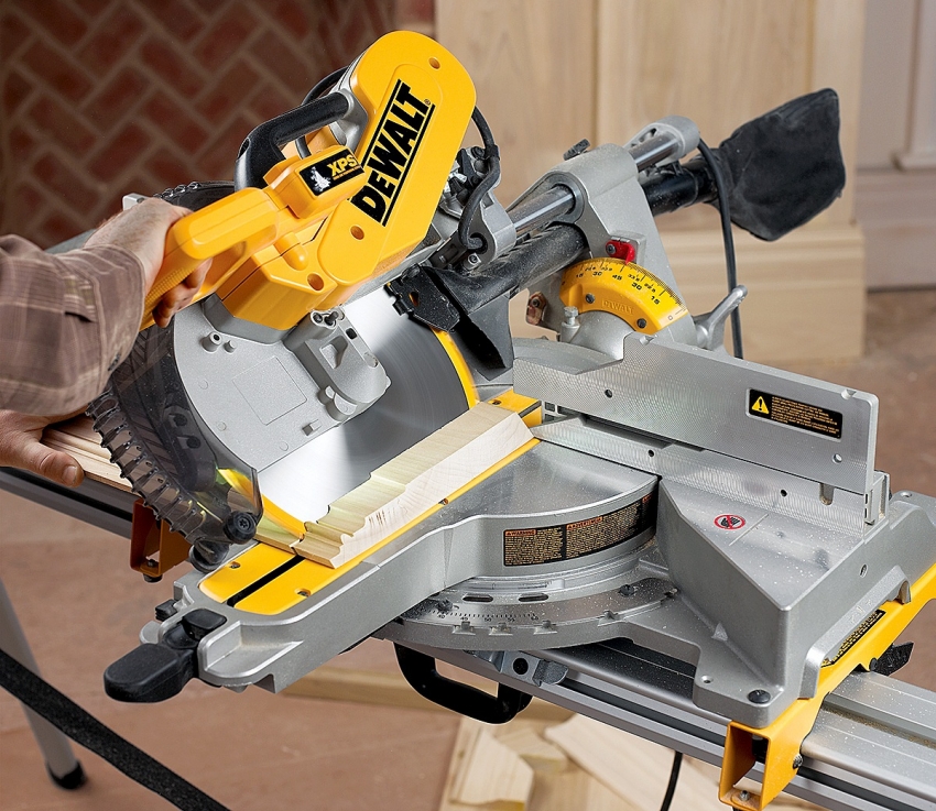 Die Gehrungssäge DeWalt DWS 780 für Holz und Metall ist leiser als andere Sägemarken Die Gehrungssäge DeWalt DWS 780 für Holz und Metall ist leiser als andere Sägemarken