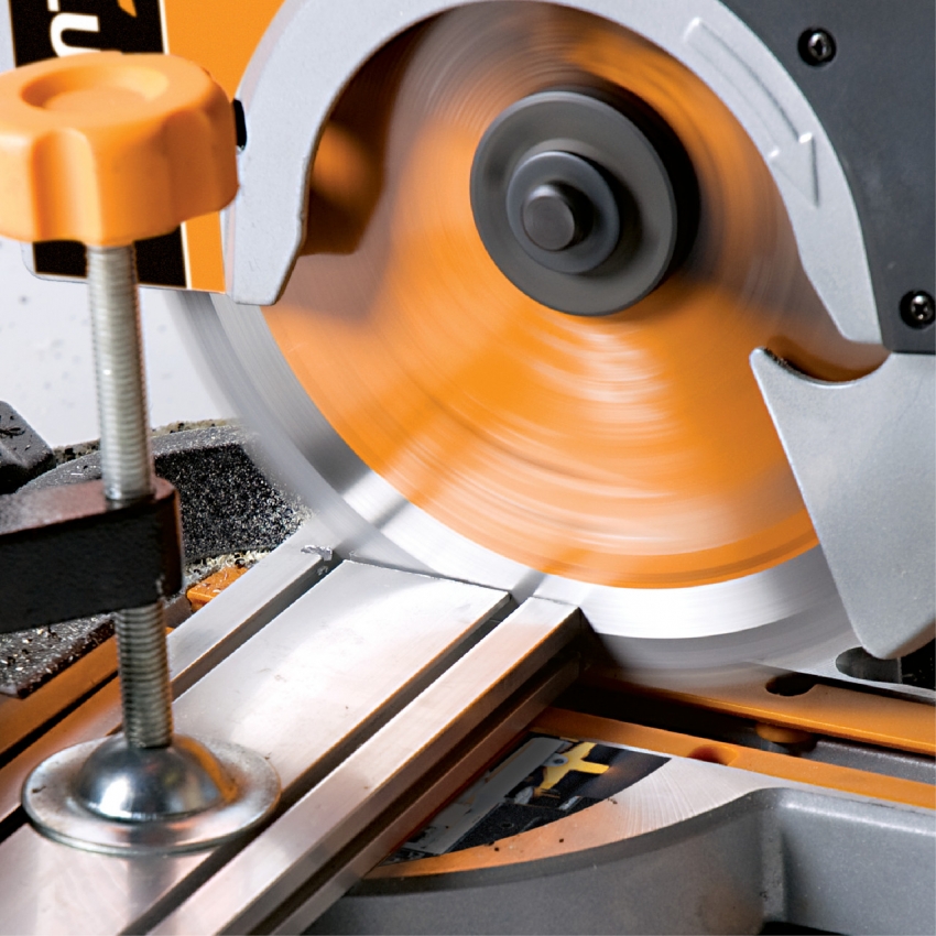 Die Lebensdauer professioneller Modelle von Gehrungssägen ist etwas länger als die von Haushaltsgeräten Die Lebensdauer professioneller Modelle von Gehrungssägen ist etwas länger als die von Haushaltsgeräten