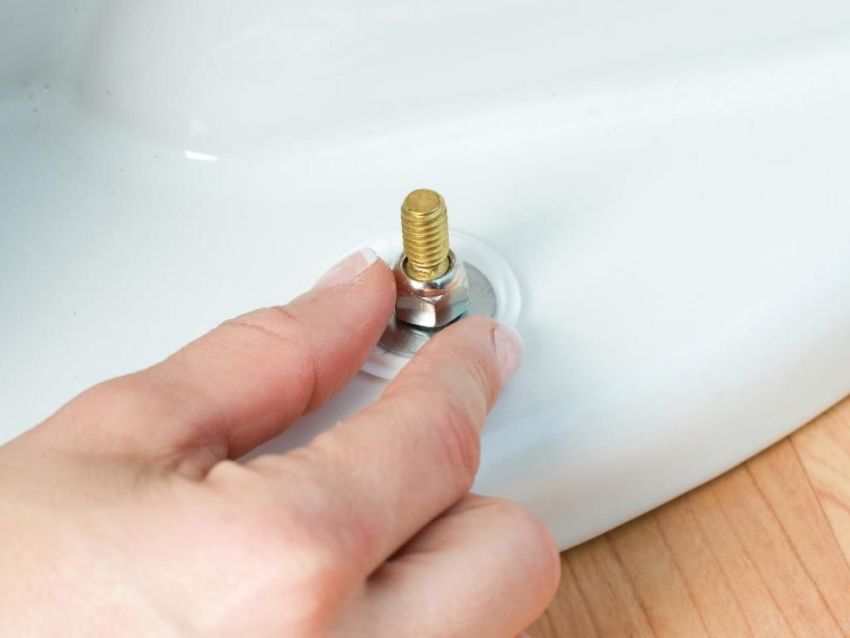 Når du installerer toalettskålen på gulvet på en åpen måte, er alle festene synlige fra utsiden av strukturen, noe som forenkler fiksering Når du installerer toalettskålen på gulvet på en åpen måte, er alle festene synlige fra utsiden av strukturen, noe som forenkler fiksering