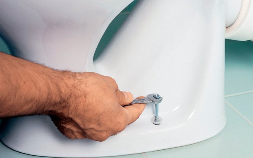 Å feste toalettet på gulvet på en åpen måte er ikke like estetisk som det indre, men det er mye lettere å montere det Å feste toalettet på gulvet på en åpen måte er ikke like estetisk som det indre, men det er mye lettere å montere det