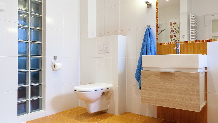 På et vegghengt toalett fungerer spylesystemet mye bedre på grunn av designfunksjonene, i tillegg er det i slike systemer en dobbel skylleknapp som lar deg kaste bort mindre vann På et vegghengt toalett fungerer spylesystemet mye bedre på grunn av designfunksjonene, i tillegg er det i slike systemer en dobbel skylleknapp som lar deg kaste bort mindre vann