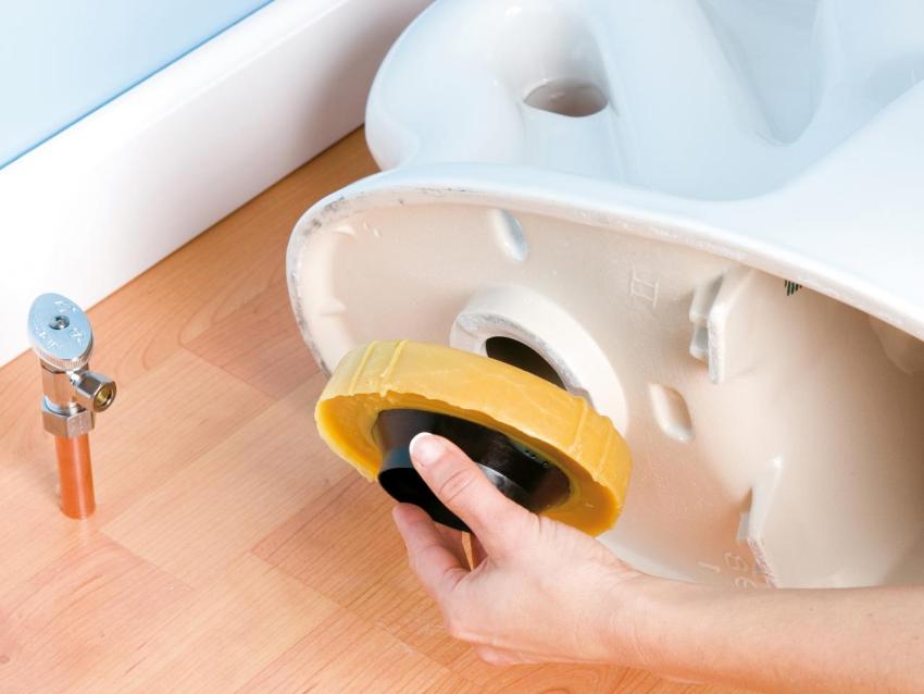 En av måtene å montere toalettet på en trebunn er å installere strukturen på taft En av måtene å montere toalettet på en trebunn er å installere strukturen på taft