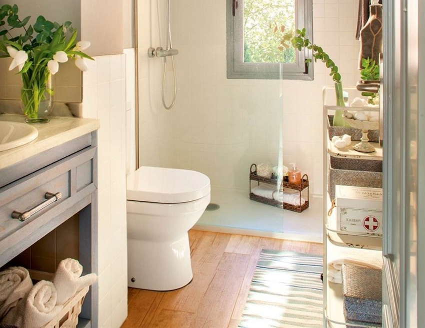 Den mest populære toalettmodellen er gulvstående; ingen spesielle enheter er nødvendige for installasjonen. Den mest populære toalettmodellen er gulvstående; ingen spesielle enheter er nødvendige for installasjonen.