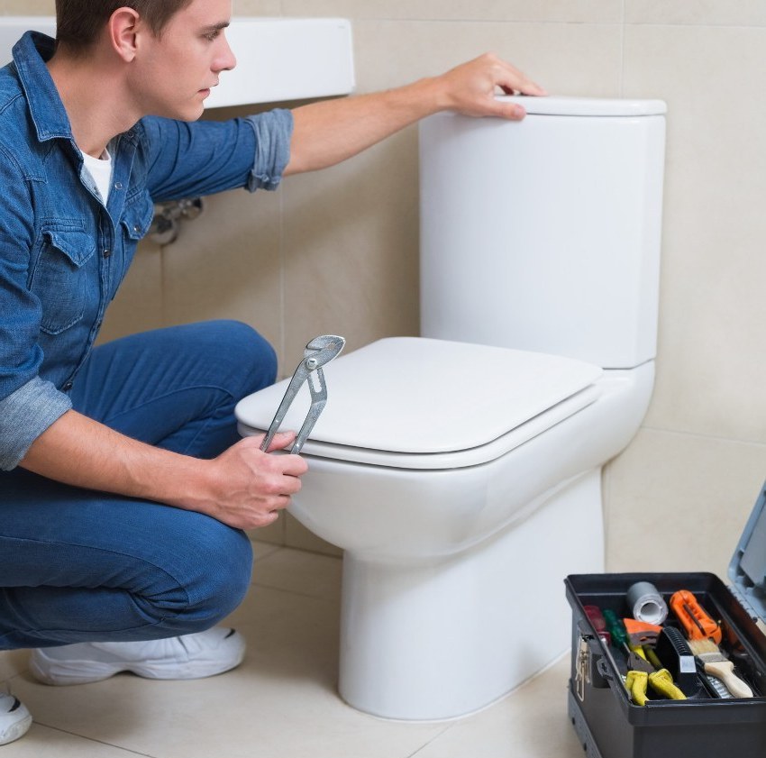 Det er vanskeligere å installere en toalettskål på en flis ved hjelp av plugger på en skjult måte, men sluttresultatet ser mye mer estetisk ut. Det er vanskeligere å installere en toalettskål på en flis ved hjelp av plugger på en skjult måte, men sluttresultatet ser mye mer estetisk ut.