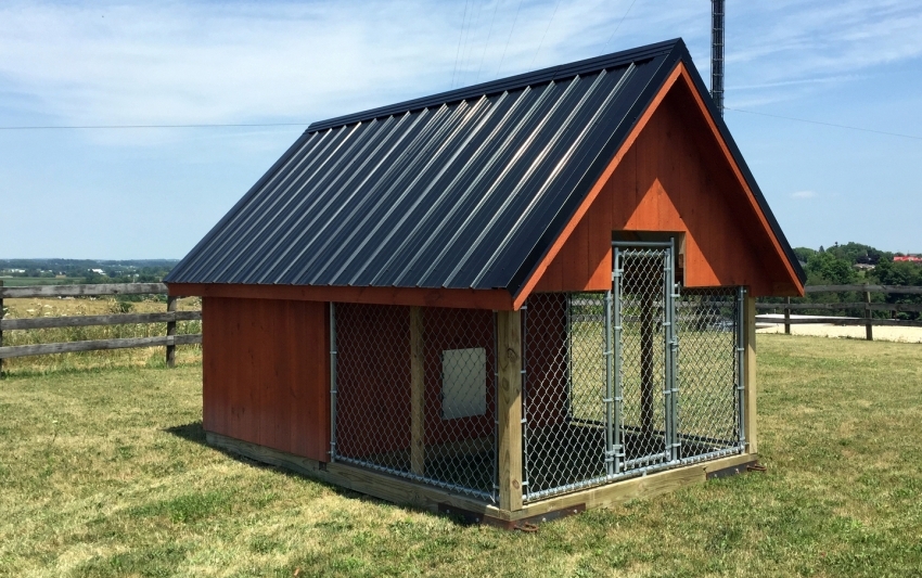 Voliaren kan bygges som et lite hus, som gir ekstra lagringsplass for mat, sengetøy og leker til hunden Voliaren kan bygges som et lite hus, som gir ekstra lagringsplass for mat, sengetøy og leker til hunden