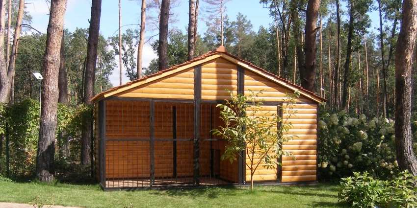 Aviary kan plasseres som en separat bygning, anneks eller del av en husstandsbygning Aviary kan plasseres som en separat bygning, anneks eller del av en husstandsbygning