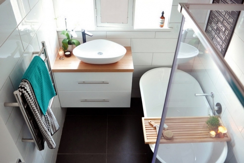 ห้องอาบน้ำอะคริลิกมีลักษณะการจ่ายความร้อนในระดับสูงซึ่งมีส่วนช่วยให้น้ำเย็นลงอย่างช้าๆถึงอุณหภูมิห้อง