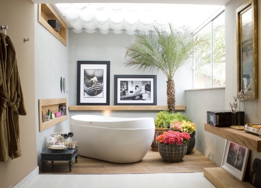 การสร้างอ่างอาบน้ำอะคริลิกจาก บริษัท Roca ของสเปนประกอบด้วยกรอบสองระดับซึ่งช่วยให้คุณรักษาอุณหภูมิของน้ำได้นานขึ้น