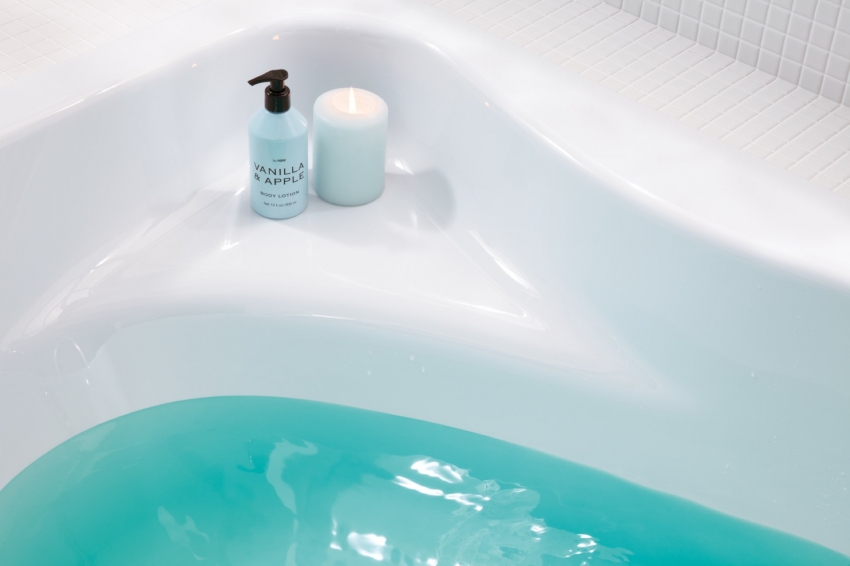 อ่างอาบน้ำอะคริลิกส่วนใหญ่มีชั้นวางของที่สะดวกสำหรับจัดเก็บอุปกรณ์ในห้องน้ำ