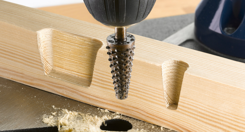 Fresere til en håndfresing presenteres på det moderne markedet i et bredt utvalg, noe som gjør det mulig å velge riktig verktøy for å utføre spesifikke teknologiske operasjoner Trefreser for en håndfreser: varianter og egenskaper av produkter