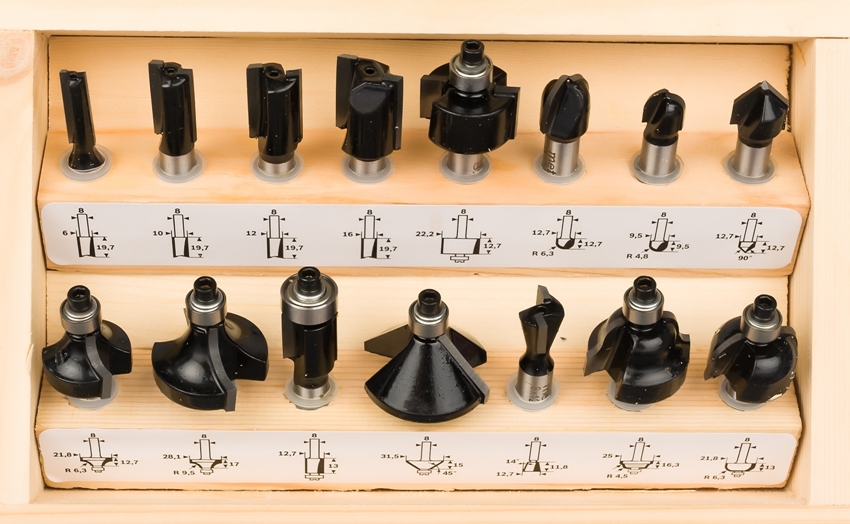 Dannelse av kanter, spor og spor i forskjellige dybder og former - for hver operasjon er det forskjellige typer treklippere for en håndfreser Dannelse av kanter, spor og spor i forskjellige dybder og former - for hver operasjon er det forskjellige typer treklippere for en håndfreser