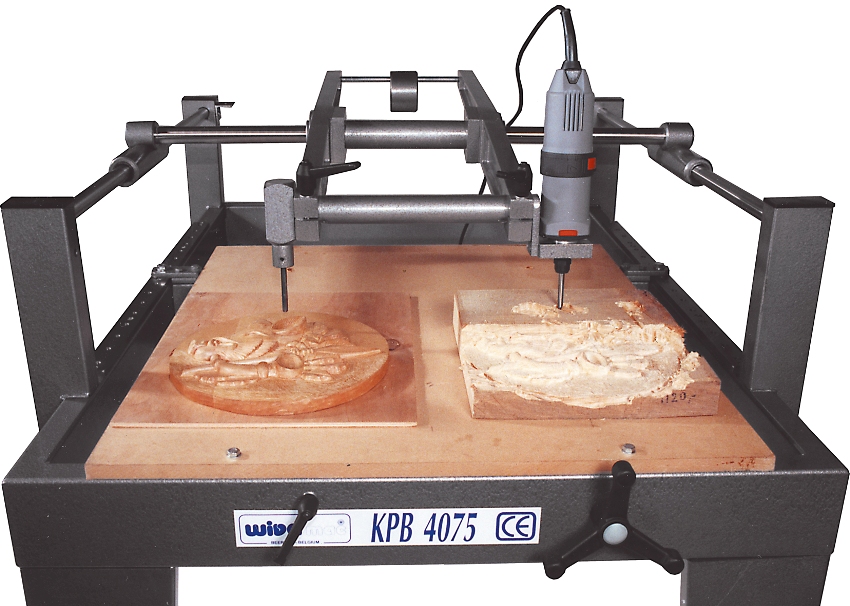 På en kopfræsemaskine til træ kan du udføre komplekst arbejde, hvor der er mange forskellige mønstre og detaljer På en kopfræsemaskine til træ kan du udføre komplekst arbejde, hvor der er mange forskellige mønstre og detaljer