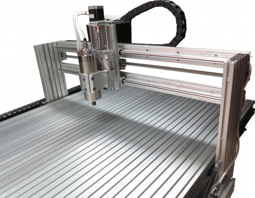 Trådløse fræsemaskiner anvendes til behandling af flade træemner Trådløse fræsemaskiner anvendes til behandling af flade træemner