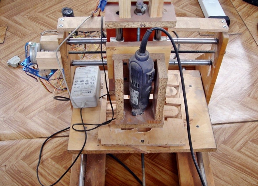 Máy phay CNC có thể được làm từ vật liệu phế liệu sử dụng MDF, ốc vít bằng thép và các bộ phận cũ từ máy in Máy phay CNC có thể được làm từ vật liệu phế liệu sử dụng MDF, ốc vít bằng thép và các bộ phận cũ từ máy in