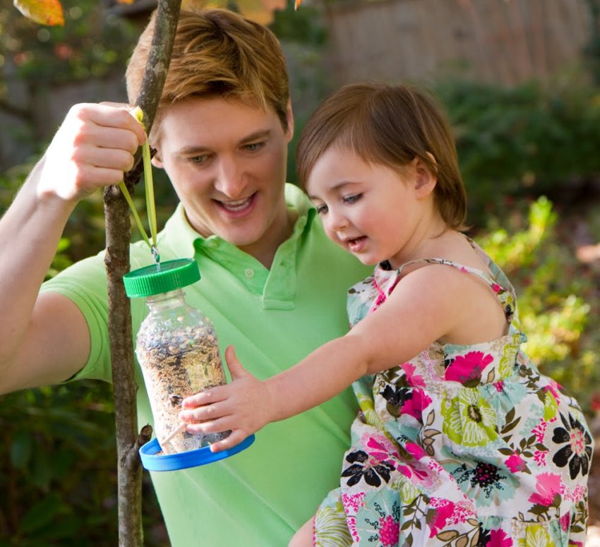 Dzieci również chętnie uczestniczą w tworzeniu karmnika „zrób to sam”. Dzieci również chętnie uczestniczą w tworzeniu karmnika „zrób to sam”.