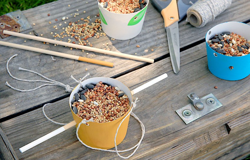 Proste podajniki mogą być wykonane z tekturowych kubków Proste podajniki mogą być wykonane z tekturowych kubków