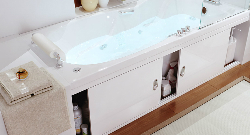 Klizni zaslon za kadu omogućuje vam skrivanje neprivlačnih komunikacija i opremanje dodatnog prostora za skladištenje kemikalija u kućanstvu Klizni zaslon za kadu: najbolje rješenje za malu kupaonicu